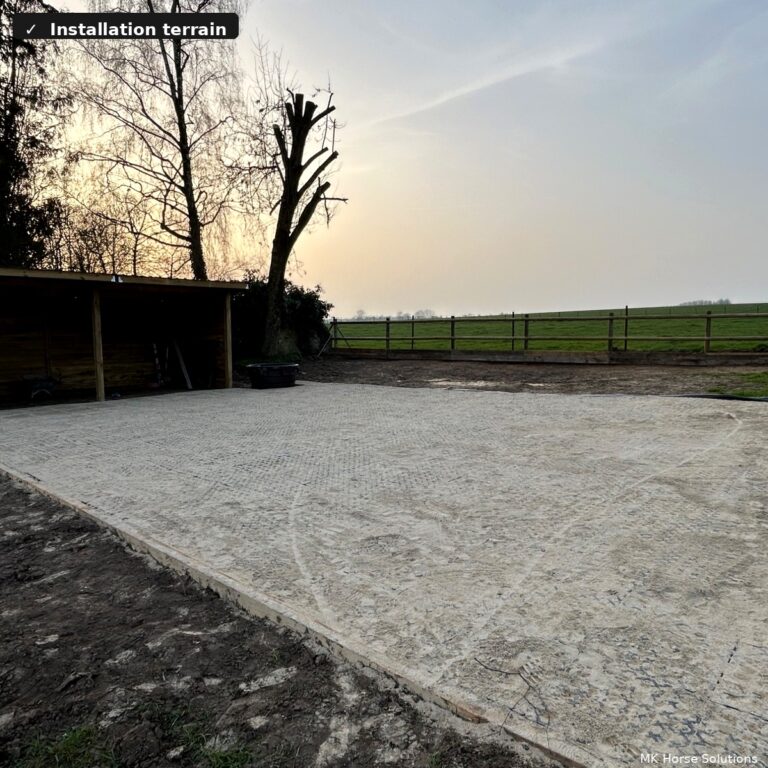 Paddock équestre entièrement recouvert de dalles anti-boue — projet réalisé par MK Horse Solutions