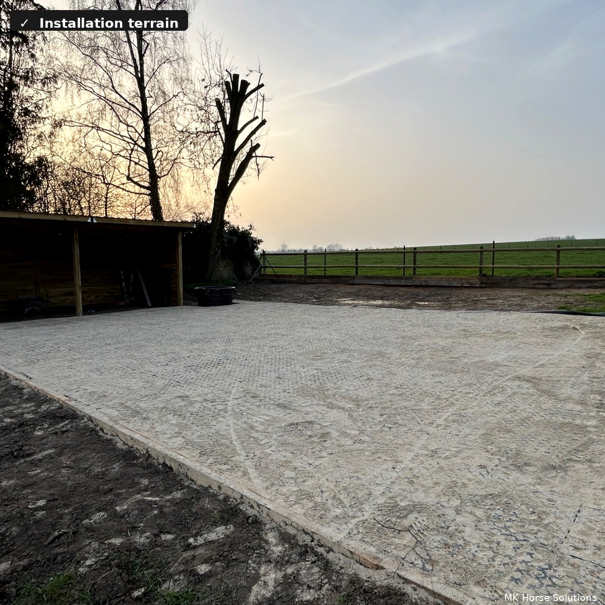 Paddock équestre entièrement recouvert de dalles anti-boue — projet réalisé par MK Horse Solutions
