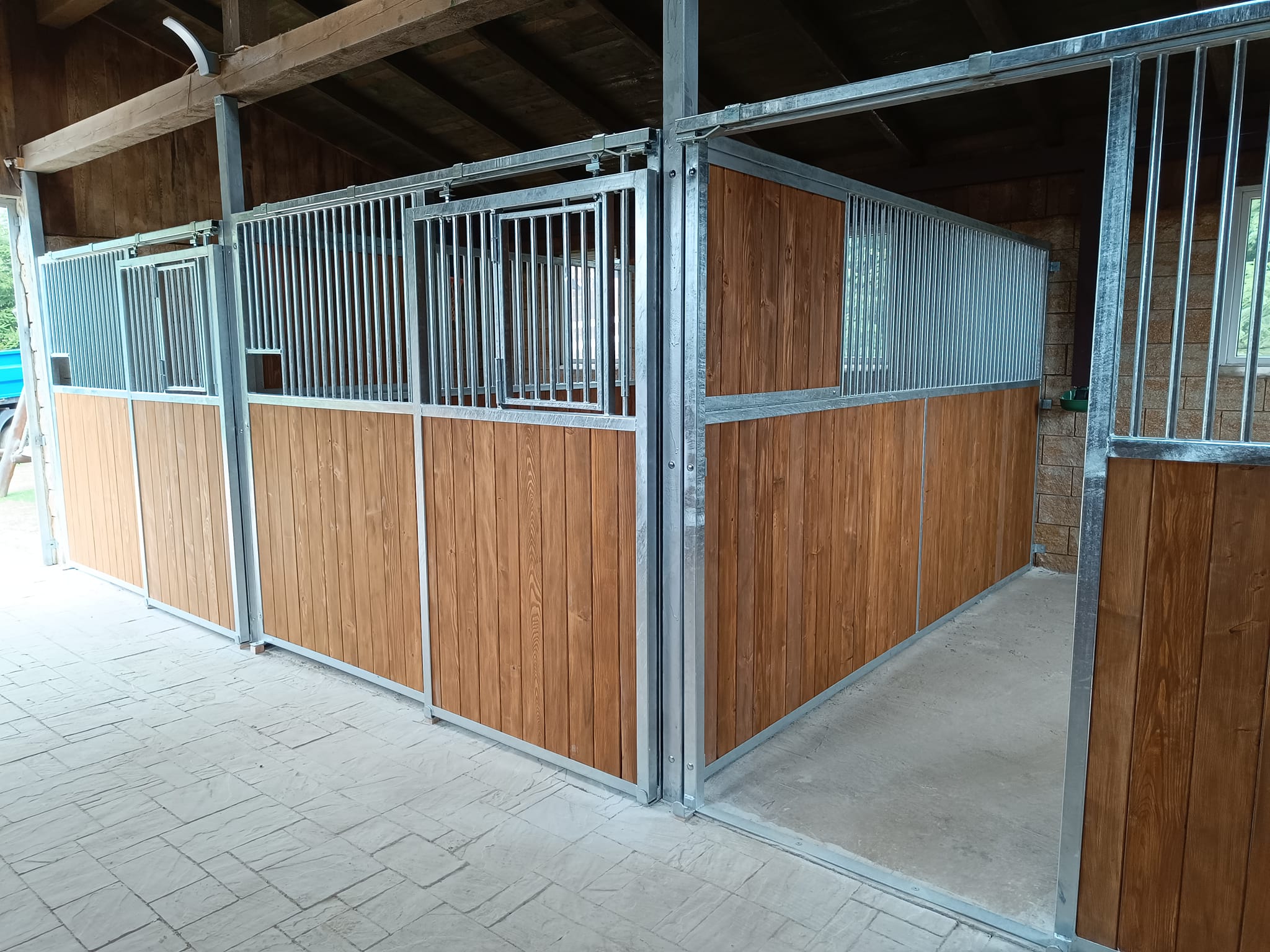 Façade First — box cheval économique et robuste – Image 25