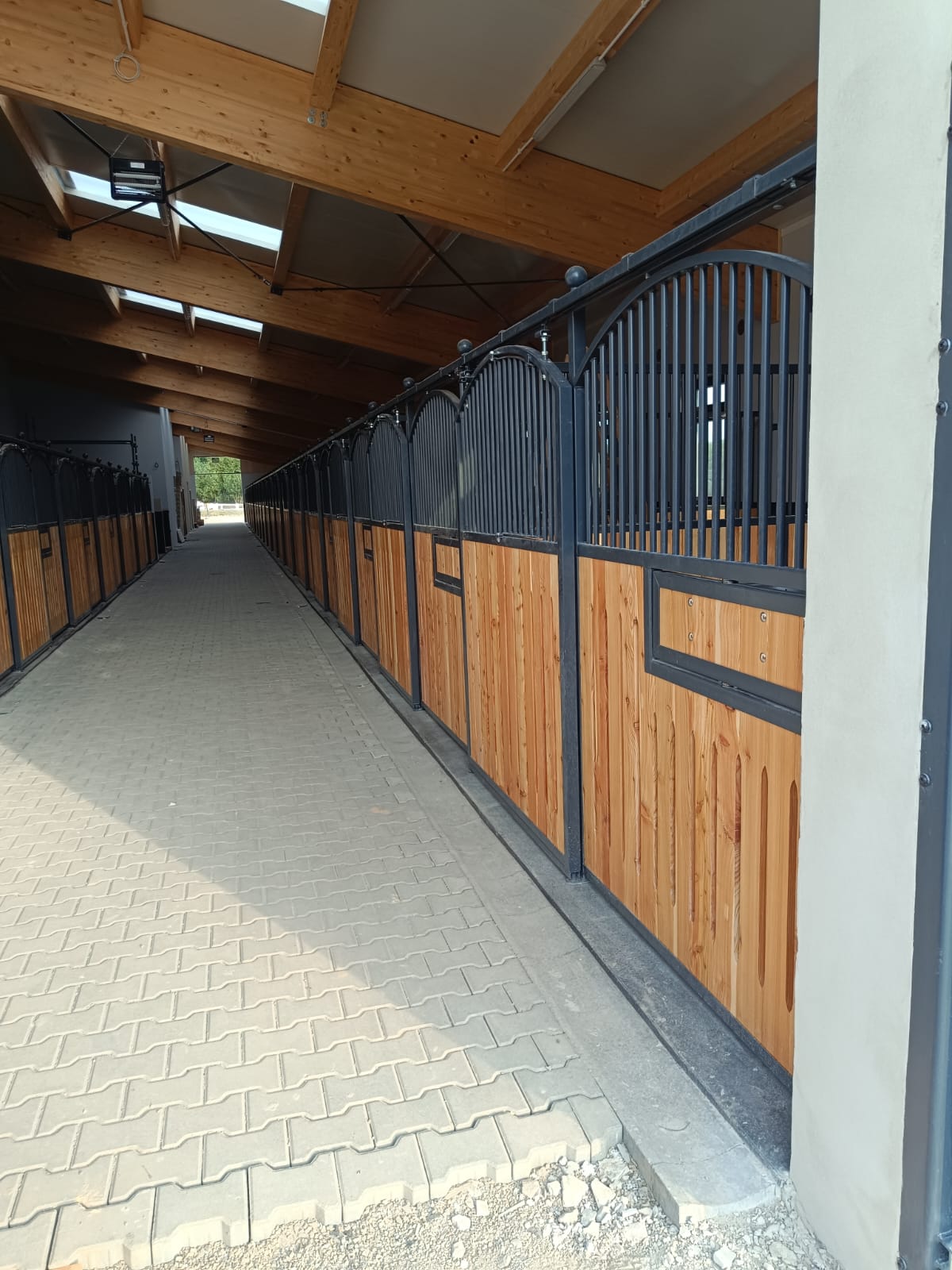 Façade First — box cheval économique et robuste – Image 33
