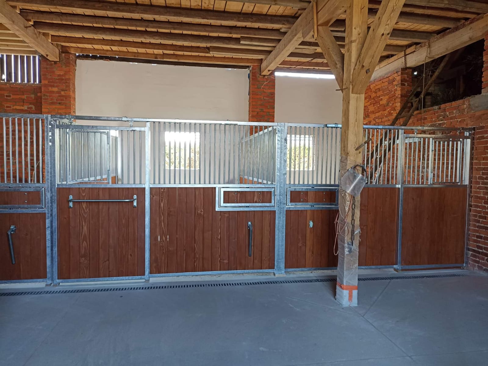 Façade First — box cheval économique et robuste – Image 36
