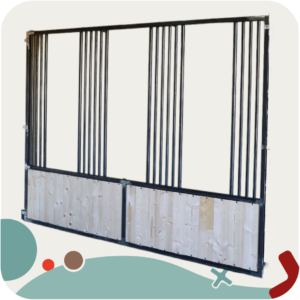 Miniatureproduct16 visuel de 3/4 d'un panneau de facade en bois et en acier avec des ouvertures dédiées au nourrissage